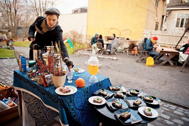 Поработать и поваром и официантом и ресторатором в одном лице сможет каждый. Фото: the-village.ru