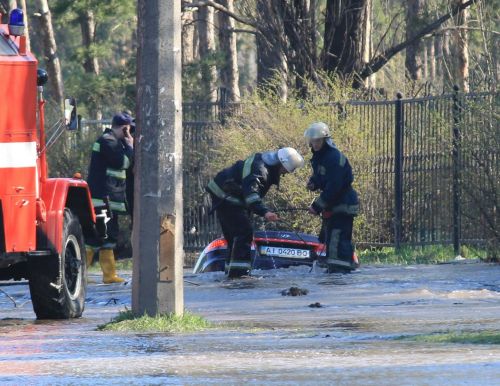 Из-за прорыва трубы вся улица залита водой, а автомобиль оказался под землей почти полностью
Фото: dosye.com.ua