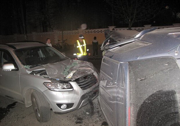 В аварию попали сразу 3 автомобиля.
Фото: ru.golos.ua