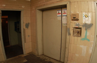 Лифт едва не раздавил женщину с ребенком. Фото: Юрий Кузнецов, segodnya.ua