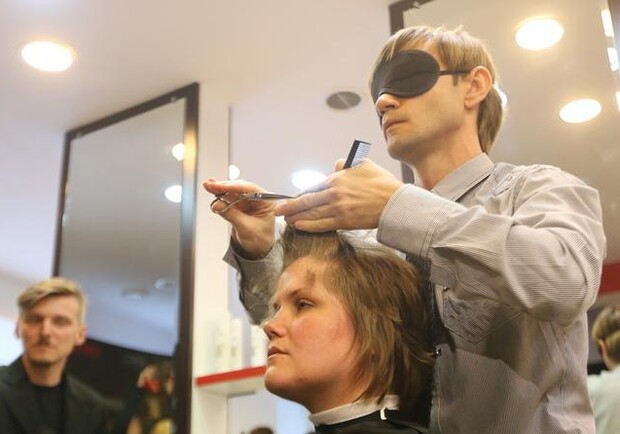 Новость - События - В Киеве парикмахер вслепую достригся до рекорда