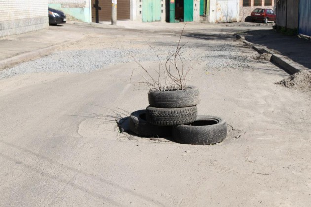 В Киеве дороги «ремонтируют» старыми шинами. Фото: Facebook.com/M.Danevich