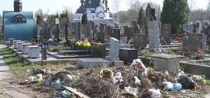 На киевских кладбищах нет воды, но зато полно мусора