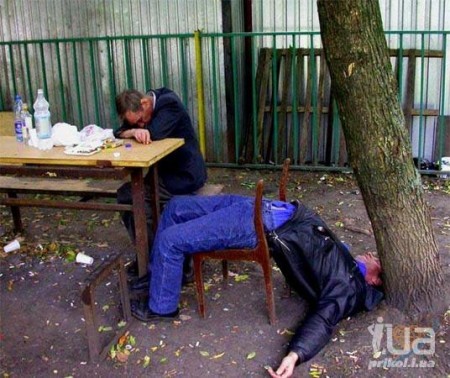 Соседи все время пьют и ругаются.
фото: www.umeivse.ru