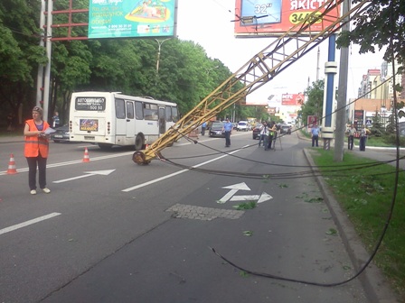 Линия электропередач обрушилась на проезжую часть на Подоле. Фото: glavcom.ua