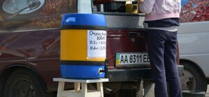 На улице города продают что-то похожее на квас