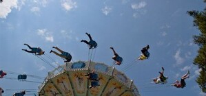 Киевляне катаются на аттракционах на свой страх и риск