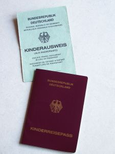 В аэропорту Донецка азиатский нелегал прятал свой паспорт в носках