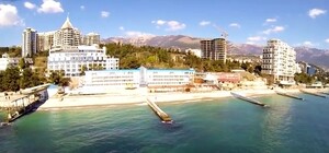 Майские пляжи и зелень Большой Ялты: город с высоты птичьего полета