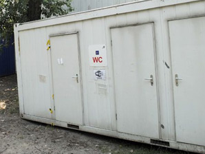 Новые туалеты закрыты из=за аварийного состояния.
Фото: vikna.stb.ua 