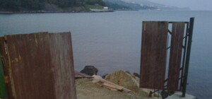 Снесенный в Алупке забор в тот же день вернули на место