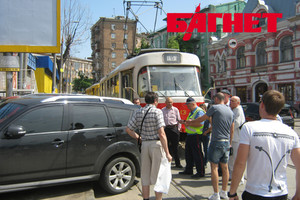 Джип перекрыт трамвайные пути. Фото: bagnet.org 