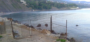 Война за забор в Алупке: власти в 4-й раз спилили незаконное ограждение на пляже