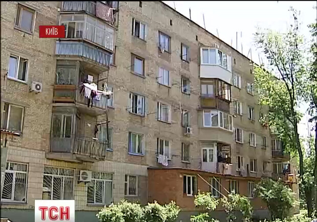 Жители многоэтажки страдают от плесени. Фото: tsn.ua