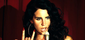 Лана Дель Рей привезет в Киев разрушенный особняк и 3 двухэтажных автобуса с персоналом