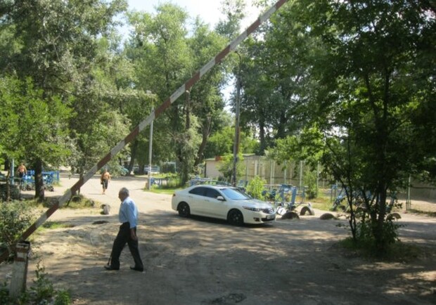 В Гидропарк не пускают машины. Фото: Елизавета Павлова, Vgorode.ua