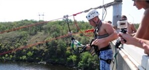 Экстремалы возвращаются на арочный мост