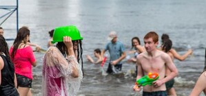 Киевляне устроили водную битву под проливным дождем