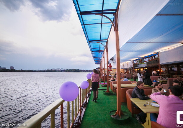 В Киеве открылся новый ресторан на воде. Фото: geometria.ru
