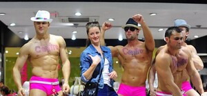 Киевлянок приглашают пошопиться в компании голых накачанных мужчин