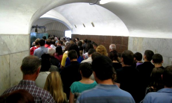 Ремонт эскалатора стал причиной "пробок" в метро. Фото: news.bigmir.net