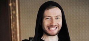 Сын Повалий занимается в спортзале с гантелей в зубах