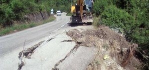 На ЮБК часть дороги обвалилась в пропасть