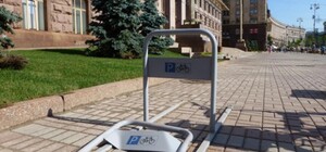 Киевские автомобилисты ломают велопарковки
