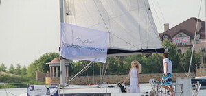 Дизайнер устроила показ на белоснежной яхте в Конча-Заспе