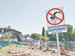 Строгий запрет от СЭС и КП «Плесо» киевлян не смущает.  Фото: Оскар Янсонс.