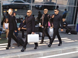 KAZAKY на каблуках повеселили пассажиров аэропорта своим необычным видом. Фото: kp.ua