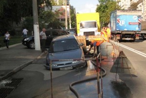 Автомобиль провалился под асфальт. Фото: segodnya.ua