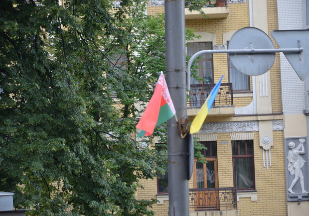 К приезду главы Белоруси, весь маршрут следования украсили Украинскими и Белорускими Флагами
Фото: Фарид Мбайдин