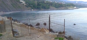 У застройщика, который 10 раз ставил забор в Алупке, в наказание заберут землю