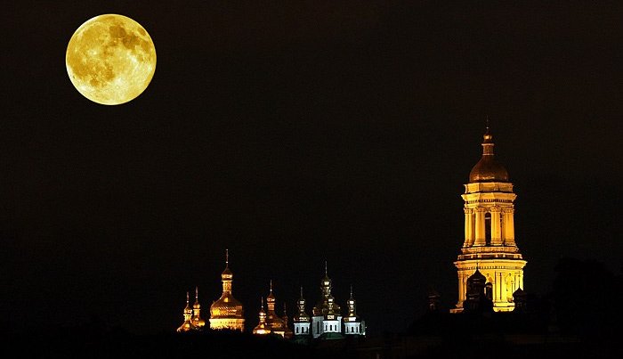 Луна казалась большей, чем обычно. Фото: Геннадий Кондратьев
