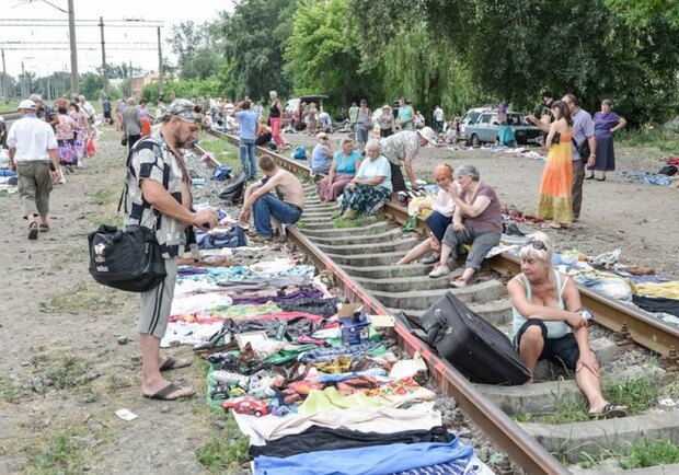 Торговцы раскладывают свой товар прямо на рельсах.
Фото: vz.ua