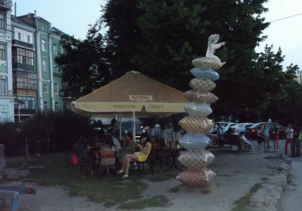 Кафе поставили прямо на газоне детской площадки
Фото: vz.ua