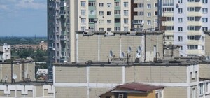 Спохватились: ЖЭК и Деснянская РГА ополчились против домика на крыше