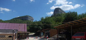 Дорогу к Сюйреньской крепости и монастырю перегородили аферисты