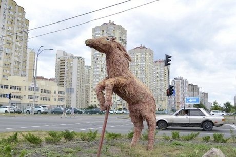 В Киеве появился необычный конь. Фото: vz.ua