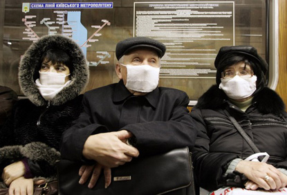 От заразы будут спасаться марлевыми повязками. Фото: nv-online.info