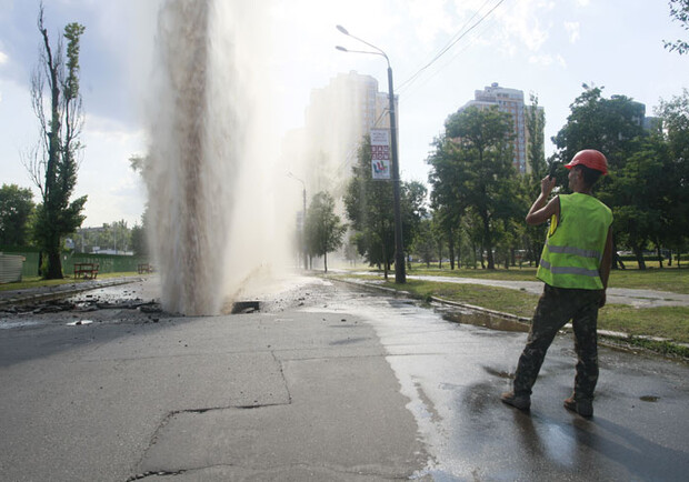 Новость - Коммуналка - Возле "Черниговской" бил фонтан горячей воды высотой в 20 метров