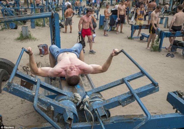 Daily Mail признала киевскую качалку самой суровой в мире. Фото: Reuters