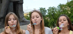 Летние забавы: в центре Луганска устроили флешмоб 