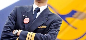 Интервью со стюардом: об аплодисментах в самолете, открытых шторках и фильмах-авиакатастрофах