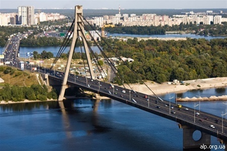 Московский мост будут ремонтировать на выходных. Фото: kiyany.obozrevatel.com