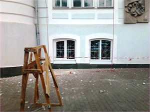 На Контрактовой площади обвалилась штукатурка здания. Фото: Татьяна Тихонова