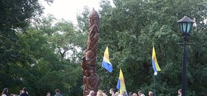 Возле музея истории Украины установили статую Перуна