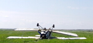 В Пятихатке на рисовое поле упал самолет