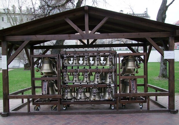 Мобильный карильон из 50 колоколов.